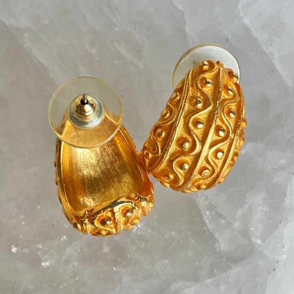 VTG Gold Tone Ornate Textured Etruscan Style Chunky Huggie Earrings Post Back - Picture 4 of 5